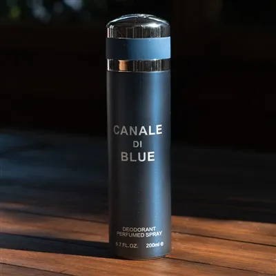 Czysty odświeżacz powietrza do samochodu